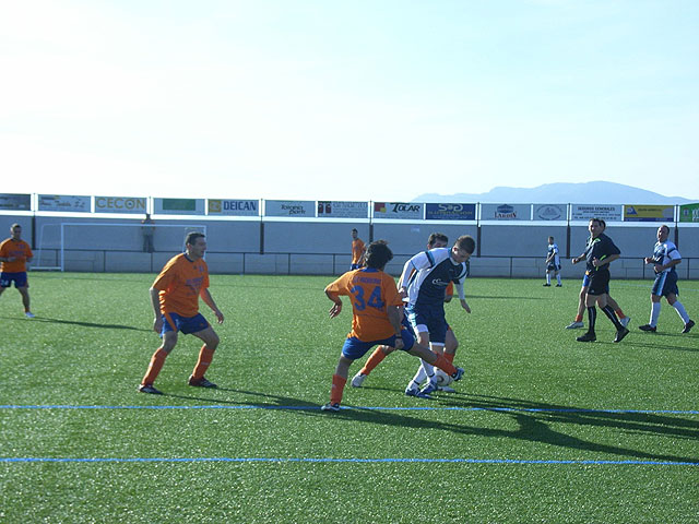 El equipo Hermanos Periago protagoniza la sorpresa de la jornada en la liga de Ftbol Aficionado 