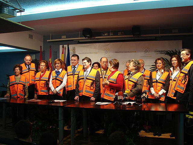 Los mayores del municipio regularán el tráfico en las inmediaciones de colegios gracias a una iniciativa pionera de voluntariado del Ayuntamiento - 1, Foto 1