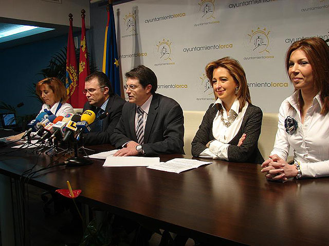 Los mayores del municipio regularán el tráfico en las inmediaciones de colegios gracias a una iniciativa pionera de voluntariado del Ayuntamiento - 2, Foto 2