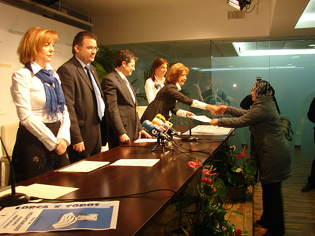 El Director General de Inmigración y Voluntariado hace entrega en Lorca del premio del campeonato del Día Mundial del Niño y 28 diplomas de formación - 1, Foto 1