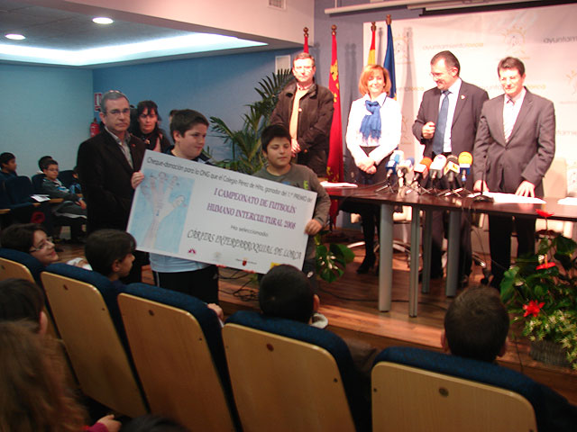 El Director General de Inmigración y Voluntariado hace entrega en Lorca del premio del campeonato del Día Mundial del Niño y 28 diplomas de formación - 2, Foto 2