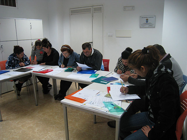 El Colectivo para la Promoción Social “El Candil”  pone en macha el Proyecto Gelem, Foto 2