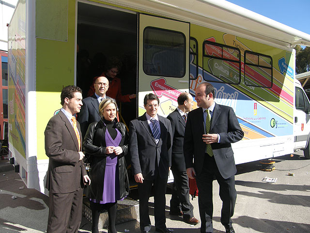 Inaugurada en medio de una gran expectación la X Edición del Salón del Estudiante - 1, Foto 1