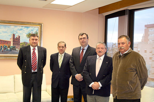 La Junta de Hermandades Pasionarias de Alcantarilla, junto con el alcalde, visitan al Consejero de obras Públicas de la Región y este año pregonero de la Semana Santa - 1, Foto 1