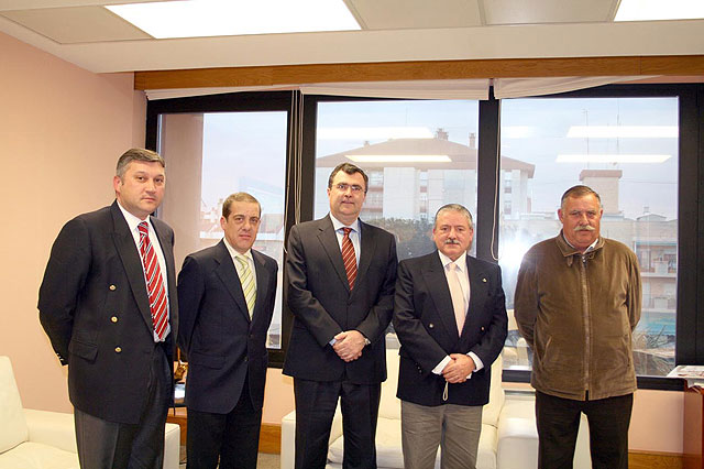 La Junta de Hermandades Pasionarias de Alcantarilla, junto con el alcalde, visitan al Consejero de obras Públicas de la Región y este año pregonero de la Semana Santa - 2, Foto 2