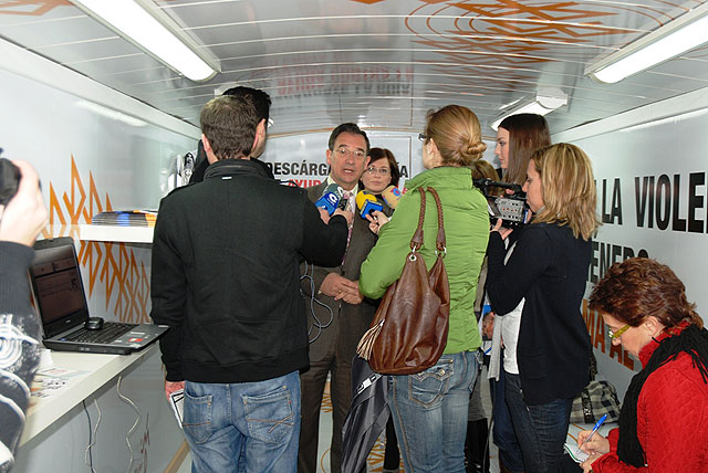 El ‘Bus contra la violencia de género’ atiende consultas sobre los CAVI y el Teléfono Único de Emergencias 1-1-2 - 1, Foto 1