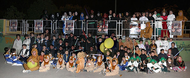 Cientos de niños y adultos disfrutan con la gran aventura de La Guerra de las Galaxias - 1, Foto 1