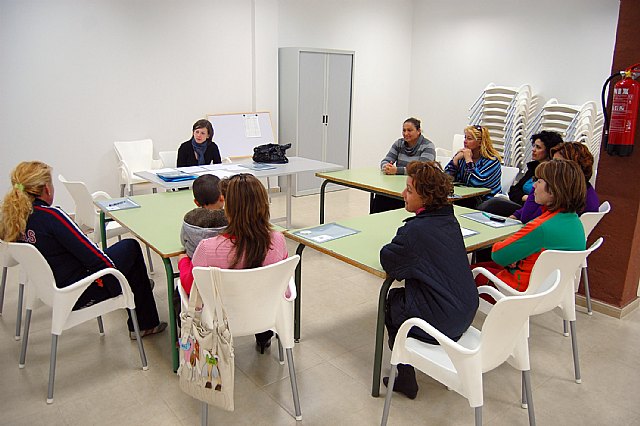 Los padres y madres del barrio del Carmen torreño van a la escuela. - 1, Foto 1