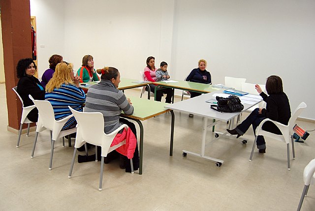 Los padres y madres del barrio del Carmen torreño van a la escuela. - 2, Foto 2