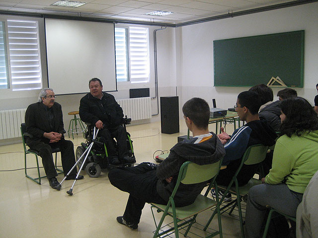 El I.E.S. La Basílica recibe a la Comisión de Accesibilidad de FAMDIF - 1, Foto 1