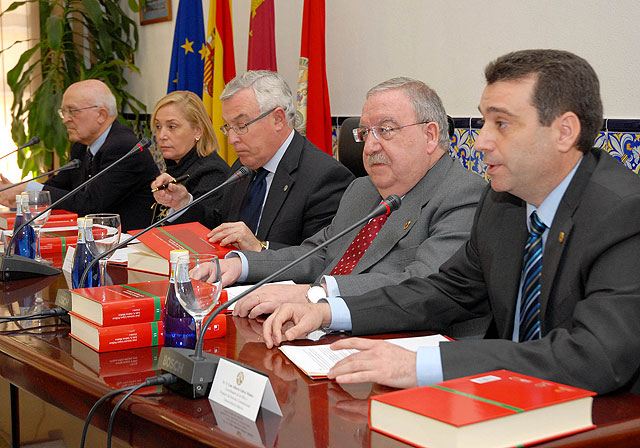 26 especialistas intervienen en el libro sobre “Derecho Autonómico de la Región de Murcia” - 1, Foto 1