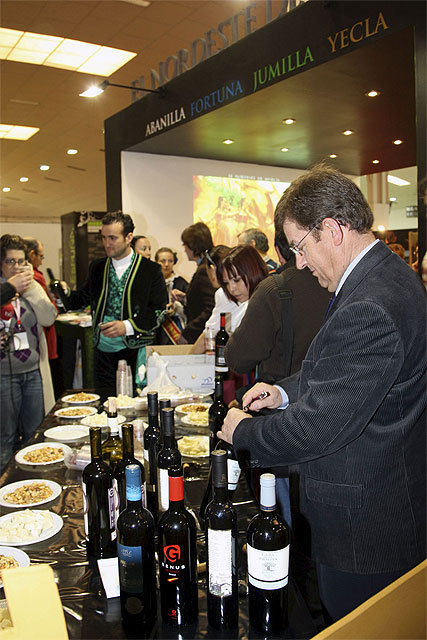 La concejal de Turismo destaca el apoyo de los colectivos festeros y la asociación Ruta del Vino en turismur 2009 - 2, Foto 2