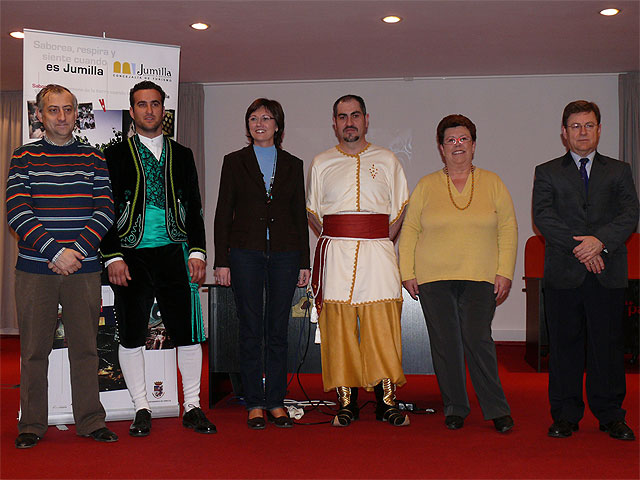La concejal de Turismo destaca el apoyo de los colectivos festeros y la asociación Ruta del Vino en turismur 2009 - 3, Foto 3