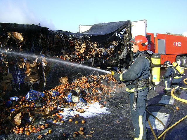 Bomberos de Lorca extinguen el incendio de un camión frigorífico cargado de tomates - 1, Foto 1