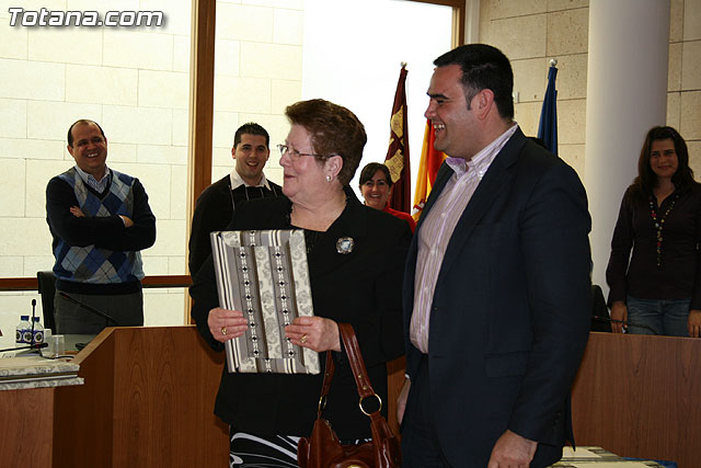 La corporación municipal realiza un reconocimiento público a un total de doce trabajadores del ayuntamiento de Totana, durante la sesión plenaria, Foto 1