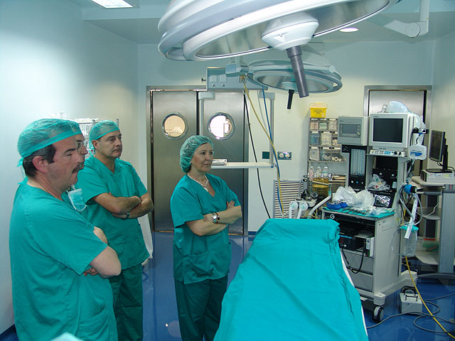 Palacios inaugura un quirófano, un sistema robótico para el Laboratorio y una Resonancia de última generación en el Hospital de Cieza - 1, Foto 1