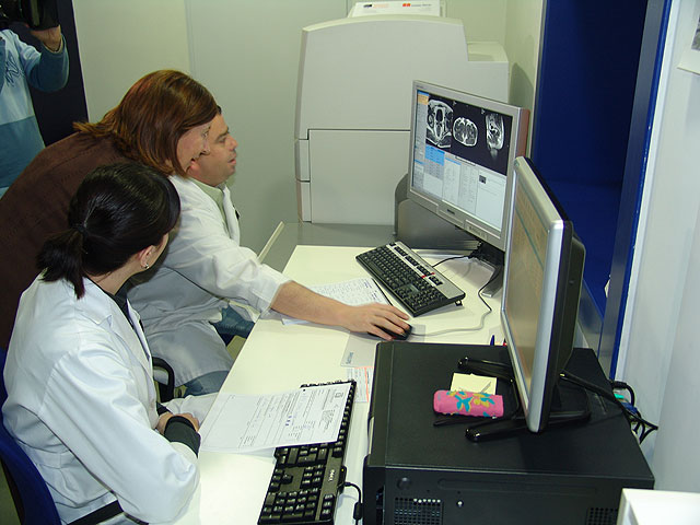 Palacios inaugura un quirófano, un sistema robótico para el Laboratorio y una Resonancia de última generación en el Hospital de Cieza - 3, Foto 3
