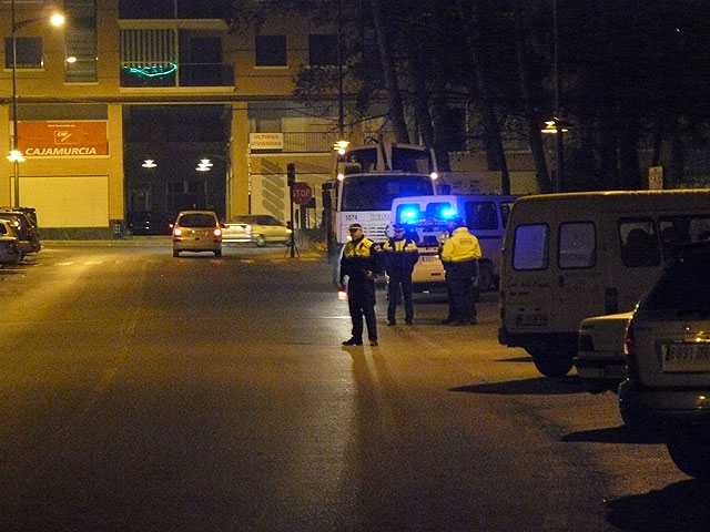 La policía local detiene a un conductor ebrio, tras golpear a seis vehículos estacionados - 1, Foto 1
