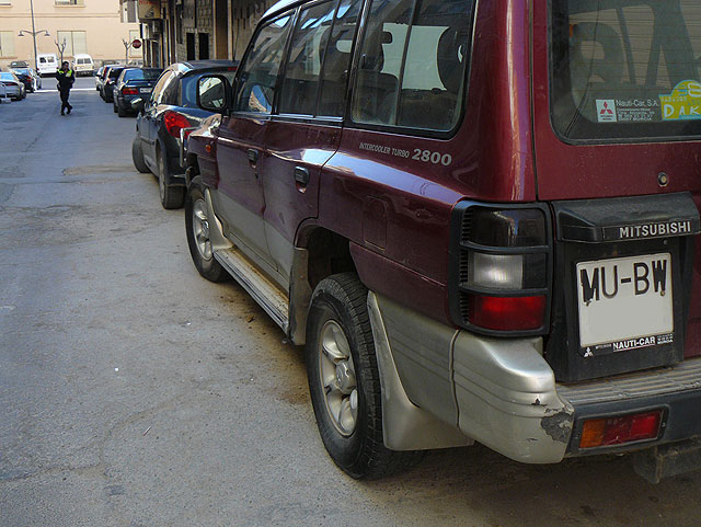 La policía local detiene a un conductor ebrio, tras golpear a seis vehículos estacionados - 2, Foto 2