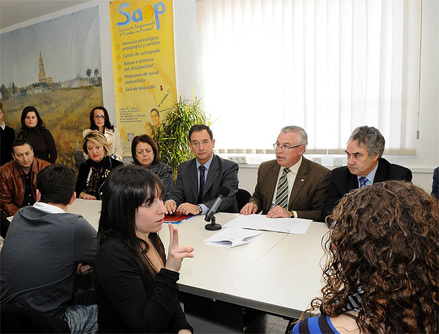 El Consejero Bascuñana conoció la aplicación del proyecto de intérpretes de lengua de signos en la Universidad de Murcia - 1, Foto 1