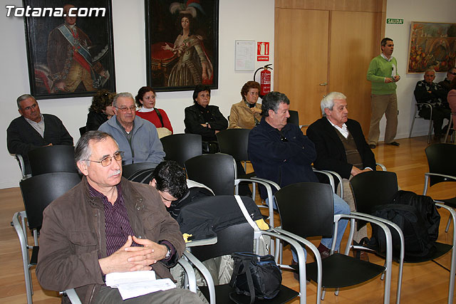 La corporacin municipal realiza un reconocimiento pblico a un total de doce trabajadores del ayuntamiento de Totana, durante la sesin plenaria - 1