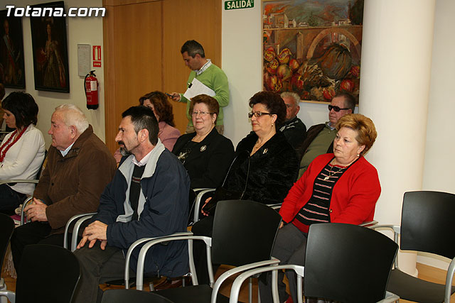 La corporacin municipal realiza un reconocimiento pblico a un total de doce trabajadores del ayuntamiento de Totana, durante la sesin plenaria - 3