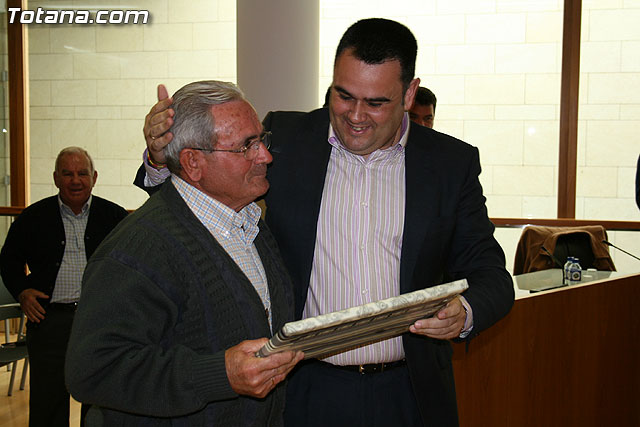 La corporacin municipal realiza un reconocimiento pblico a un total de doce trabajadores del ayuntamiento de Totana, durante la sesin plenaria - 5