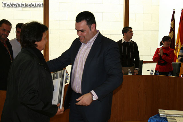 La corporacin municipal realiza un reconocimiento pblico a un total de doce trabajadores del ayuntamiento de Totana, durante la sesin plenaria - 11