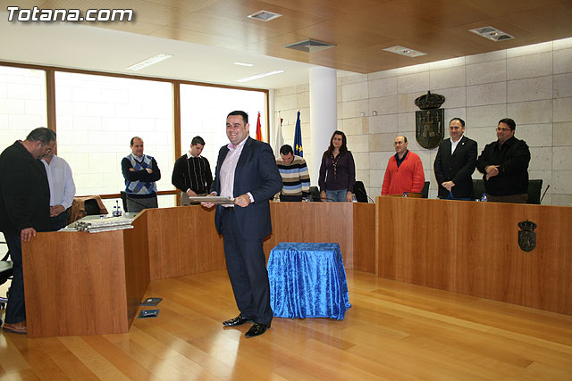 La corporacin municipal realiza un reconocimiento pblico a un total de doce trabajadores del ayuntamiento de Totana, durante la sesin plenaria - 13
