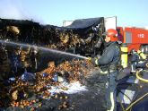 Bomberos de Lorca extinguen el incendio de un camión frigorífico cargado de tomates