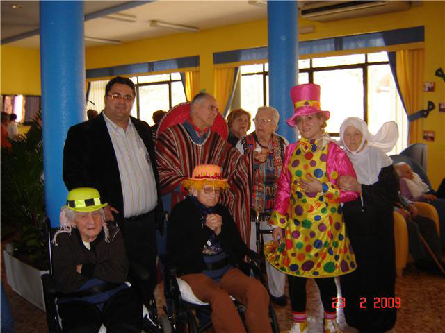 Los usuarios y profesionales de la residencia para personas mayores “La Purísima” de la localidad celebran una gran fiesta de carnaval, Foto 1