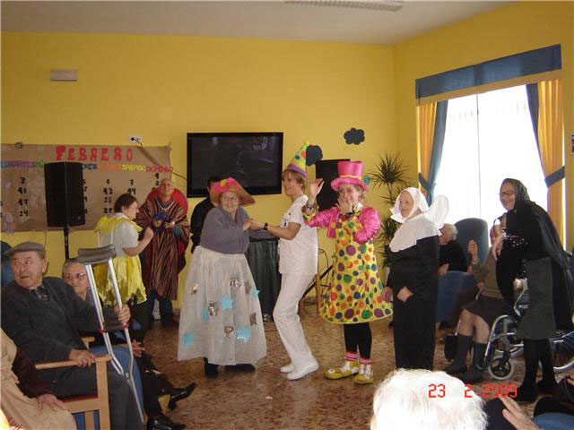 Los usuarios y profesionales de la residencia para personas mayores “La Purísima” de la localidad celebran una gran fiesta de carnaval, Foto 2