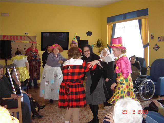 Users and practitioners of the residence for the elderly "La Purisima" in the town held a festival of carnival, Foto 3