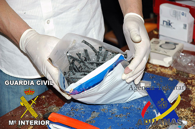 Guardia Civil y Agencia Tributaria en una operación policial conjunta aprehenden 600 gr. de cocaína en dobles fondos - 1, Foto 1