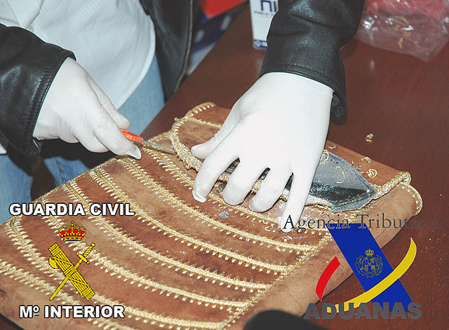 Guardia Civil y Agencia Tributaria en una operación policial conjunta aprehenden 600 gr. de cocaína en dobles fondos - 3, Foto 3