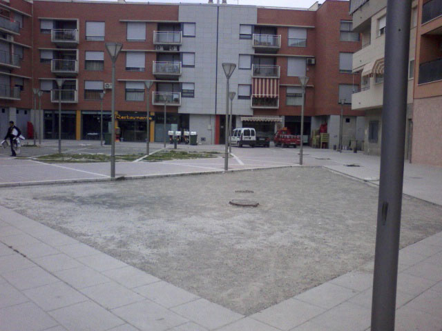 El Grupo Municipal Socalista se hace eco de las quejas de algunos vecinos por el estado de abandono en el que se encuentra la Plaza Hermanos Pinzón - 1, Foto 1