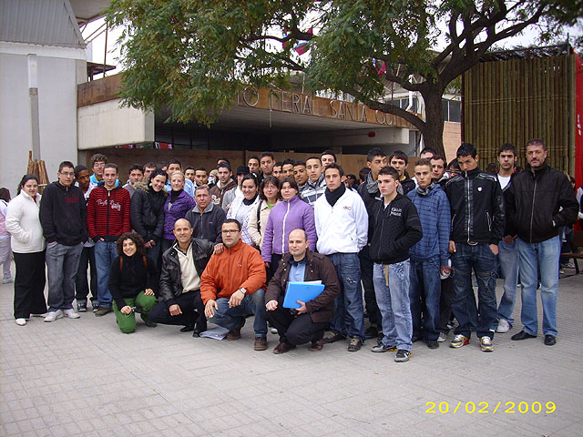 Visita al “X Salón del Estudiante 2009”  en Lorca por parte de los alumnos de la Escuela Taller “Casa de las Monjas I”, Foto 1