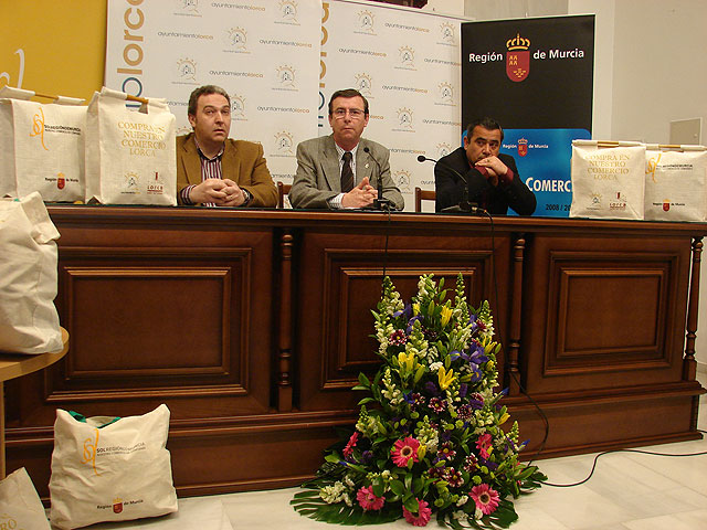 El Ayuntamiento de Lorca regala 6000 bolsas de tela promocionando su uso, en busca de reducir el consumo innecesario de plástico - 1, Foto 1