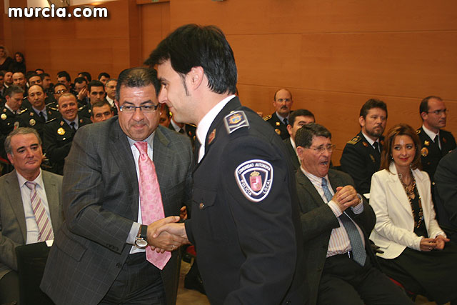 El alcalde asiste a la entrega de diplomas de un sargento y dos cabos de polica local, Foto 1