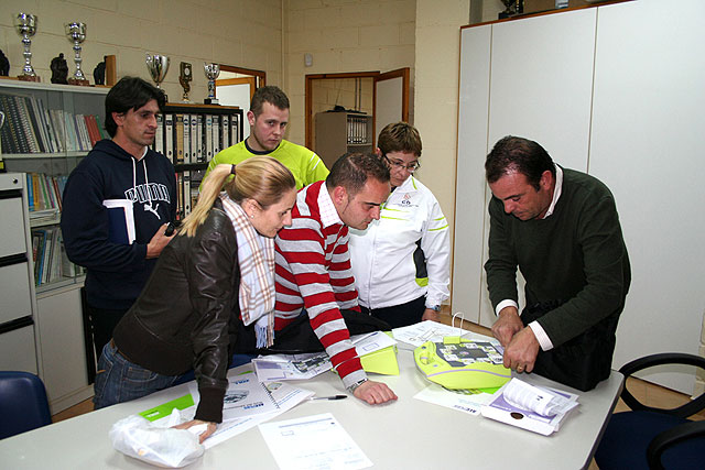 El Ayuntamiento adquiere un desfibrilador para sus instalaciones deportivas - 1, Foto 1