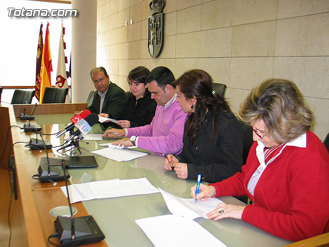 El Ayuntamiento firma un convenio con las asociaciones de artesanos para la recogida de residuos contaminantes de las alfarerías, Foto 1