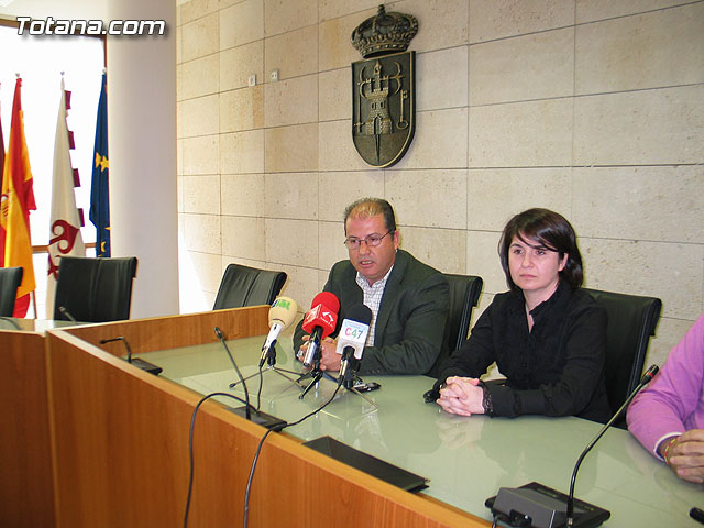 El Ayuntamiento firma un convenio con las asociaciones de artesanos para la recogida de residuos contaminantes de las alfarerías, Foto 2