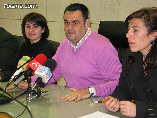 El Ayuntamiento firma un convenio con las asociaciones de artesanos para la recogida de residuos contaminantes de las alfarerías, Foto 4