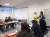 Los alumnos del curso de “Atención y cuidado a personas dependientes” participan en un taller organizado por la técnica de nutrición