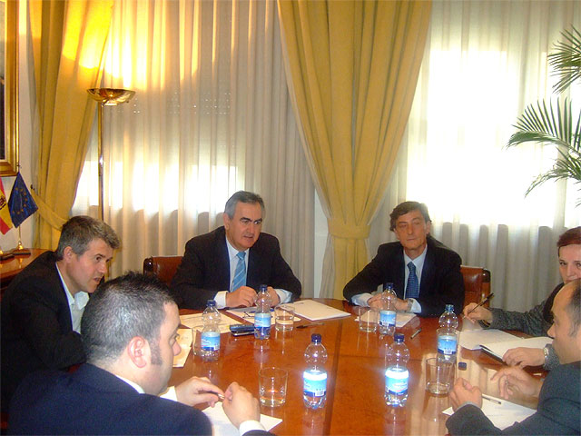 El delegado del Gobierno en Murcia, Rafael González Tovar, ha mantenido una reunión esta mañana con el Presidente de la Asociación Murciana de la Empresa Familiar (AMEFMUR), José María Tortosa - 1, Foto 1