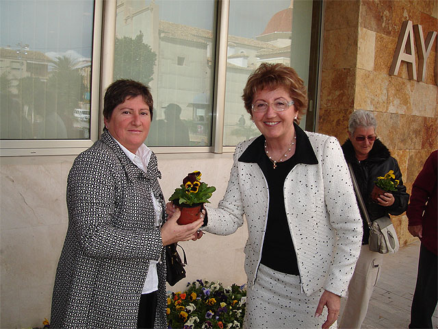 La concejalía de Mujer sorprendió esta mañana a las mujeres del municipio con una entrega pública de plantas para celebrar el 8 de marzo - 1, Foto 1
