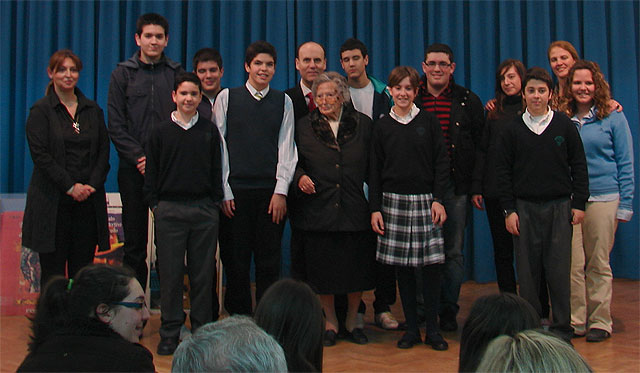 Mª Paz Carazo y Alberto Mouliaa recogen sus premios como ganadores en la 1ª Edición del Certamen de narración para Educación Secundaria “Premio Ángeles Pascual” - 1, Foto 1