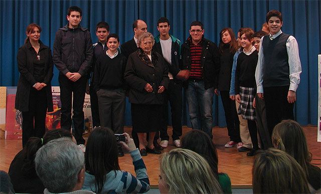 Mª Paz Carazo y Alberto Mouliaa recogen sus premios como ganadores en la 1ª Edición del Certamen de narración para Educación Secundaria “Premio Ángeles Pascual” - 2, Foto 2