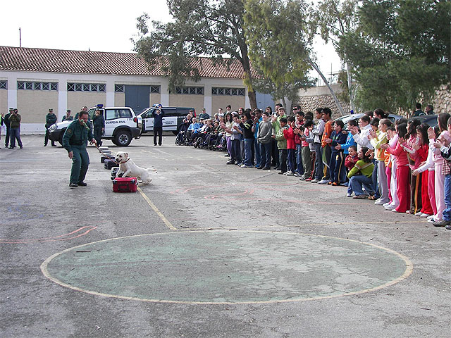 Demostración de la Guardia Civil a los escolares del colegio Fuensanta de Archena - 1, Foto 1