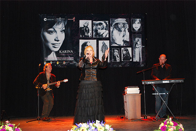 Karina inaugura el ciclo “Tributo a la mujer” en el Teatro Cervantes de Abarán - 1, Foto 1